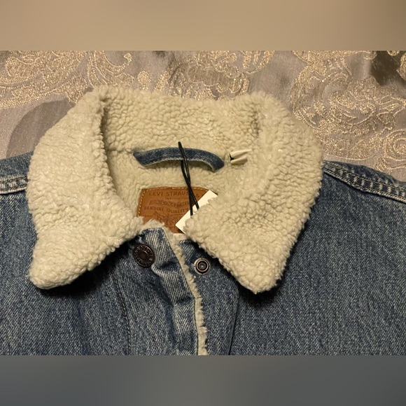NEW Women Levi’s Ex-Boyfriend Sherpa Trucker Jacket - Picture 3 of 13